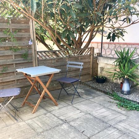 Dans une maison, appartement indépendant et jardin Perpignan Extérieur photo